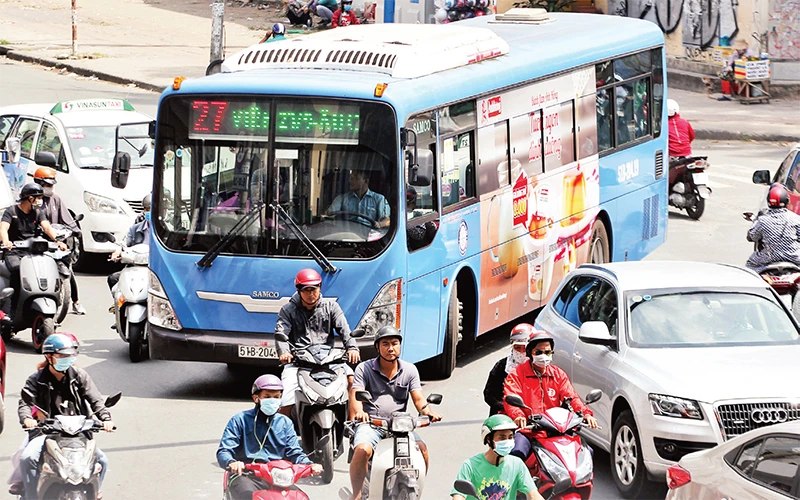 Xe buýt 41 - 60 chỗ ngồi hiện đang hoạt động phổ biến ở TP Hồ Chí Minh, nhưng dễ gây ùn tắc giao thông và di chuyển chậm.