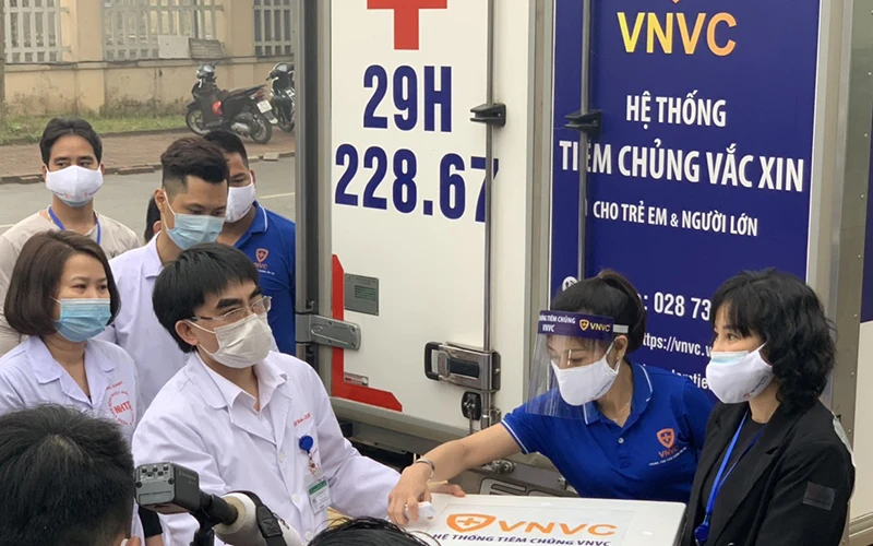 TS, BS Vũ Minh Điền, BV Bệnh Nhiệt đới Trung ương tiếp nhận những liều vaccine đầu tiên.