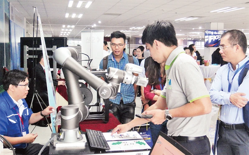 Trưng bày các ứng dụng trí tuệ nhân tạo vào sản xuất công nghiệp tại Khu Công nghệ cao TP Hồ Chí Minh.