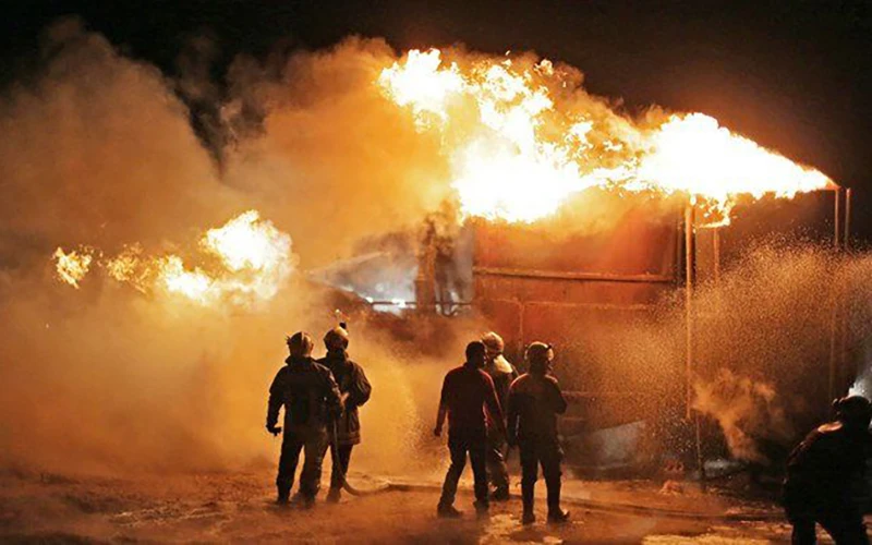 Hiện trường vụ cháy cơ sở lọc dầu ở Xy-ri.