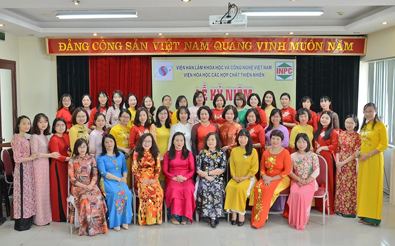 Tập thể nữ Viện Hóa học các hợp chất thiên nhiên, Viện Hàn lâm Khoa học và Công nghệ Việt Nam.