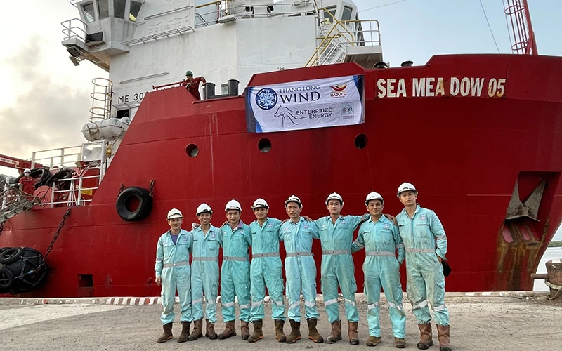 Kỹ sư và thủy thủ thực hiện nhiệm vụ đo tài nguyên gió tại tỉnh Bình Thuận.