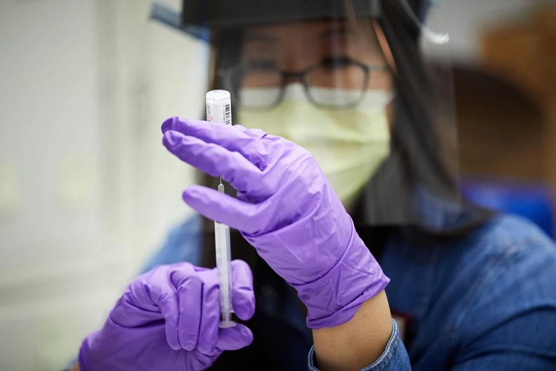 Trợ lý bác sĩ chuẩn bị một mũi tiêm vaccine ngừa Covid-19 trong khuôn viên Trường Y, Đại học Washington. Ảnh: Đại học Washington.