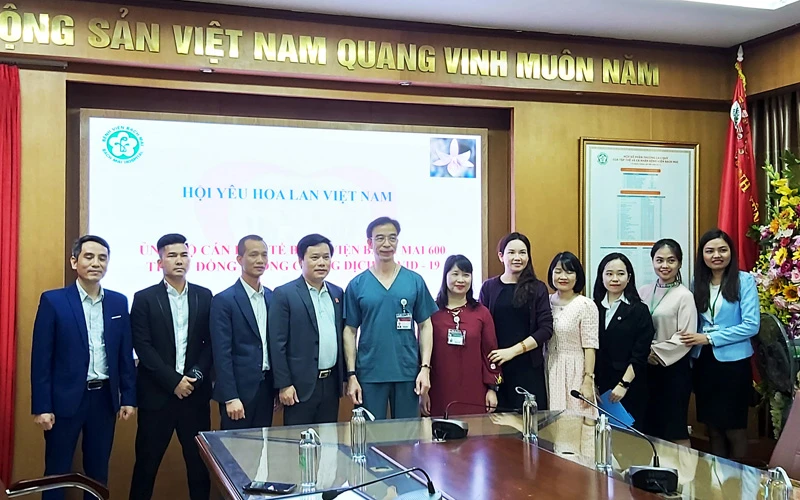 Đại diện Hội yêu hoa lan trao tặng 600 triệu cho lãnh đạo bệnh viện Bạch Mai.