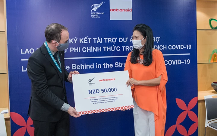 Đại diện Đại sứ quán New Zealand trao tặng hỗ trợ cho Trưởng đại diện ActionAid Việt Nam (Ảnh: AAV).