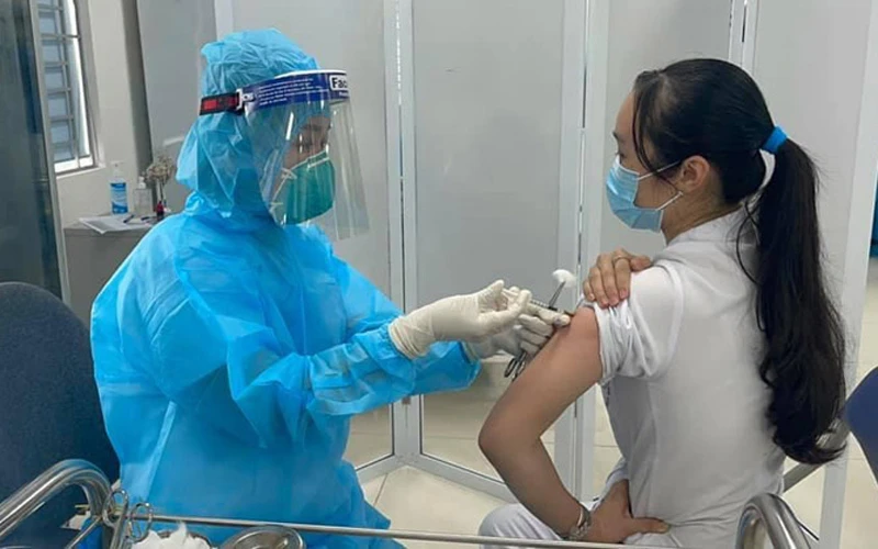 Tiêm vaccine đầu tiên đã được thực hiện tại Bệnh viện Nhiệt đới T.Ư cơ sở 2 vào sáng 8-3. 