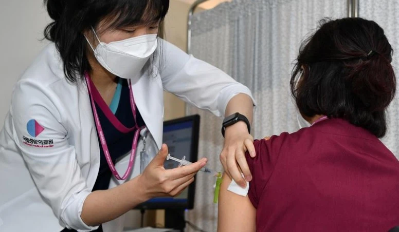 Một nhân viên y tế nhận được liều đầu tiên của vaccine ngừa Covid-19 của Pfizer - BioNTech tại trung tâm tiêm chủng của Trung tâm Y tế Quốc gia ở Seoul, Hàn Quốc ngày 27-2. Ảnh: Reuters.