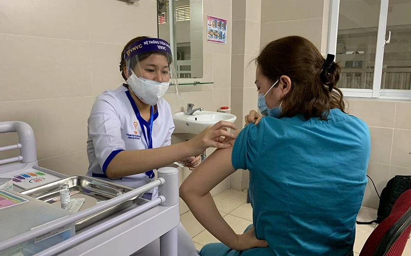 Hà Nội triển khai tiêm vaccine phòng Covid-19 cho cán bộ y tế