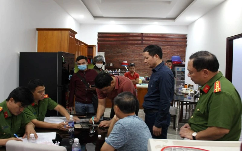 Lãnh đạo Công an tỉnh Đồng Nai chỉ đạo khám xét bên trong nhà làm việc một địa điểm thuộc Công ty Vân Trúc.