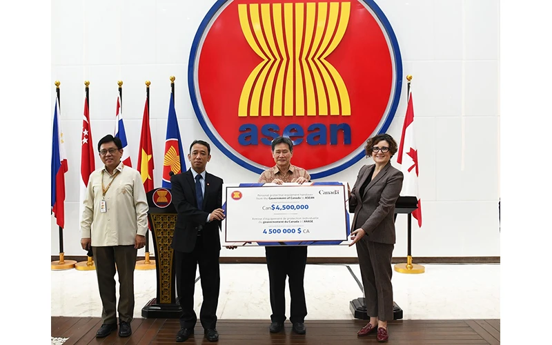 Ca-na-đa hỗ trợ ASEAN vật tư y tế phòng, chống dịch Covid-19. Ảnh: Asean.org