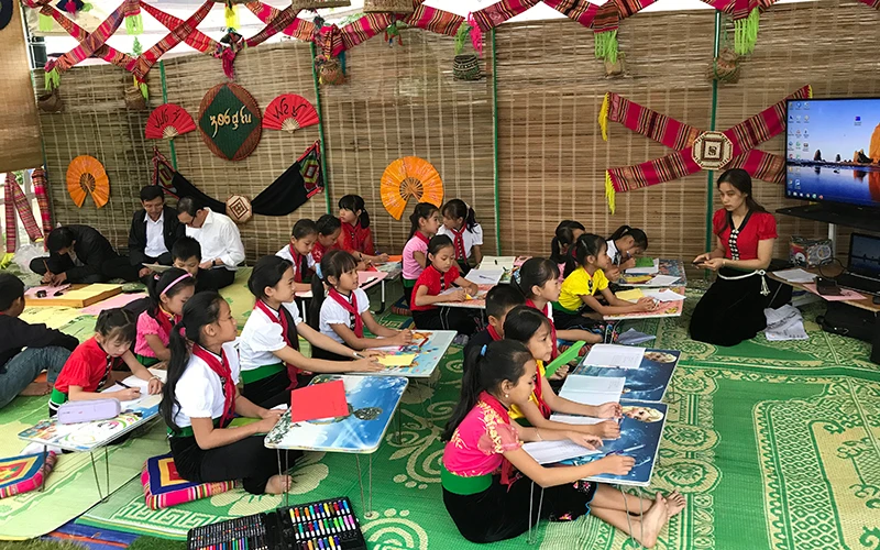 Một lớp dạy chữ Thái cổ cho học sinh tiểu học tại thị xã Nghĩa Lộ (Yên Bái).