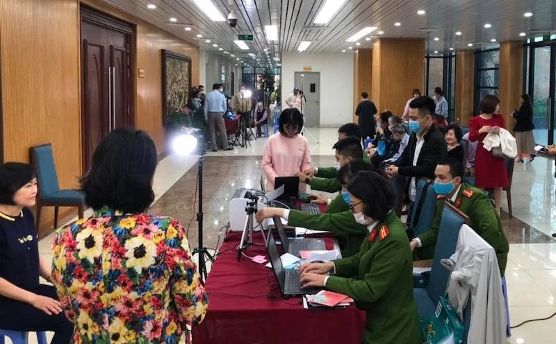 Công an quận Đống Đa (Hà Nội) mở thêm điểm cấp lưu động để phục vụ người dân tới đăng ký làm căn cước công dân.