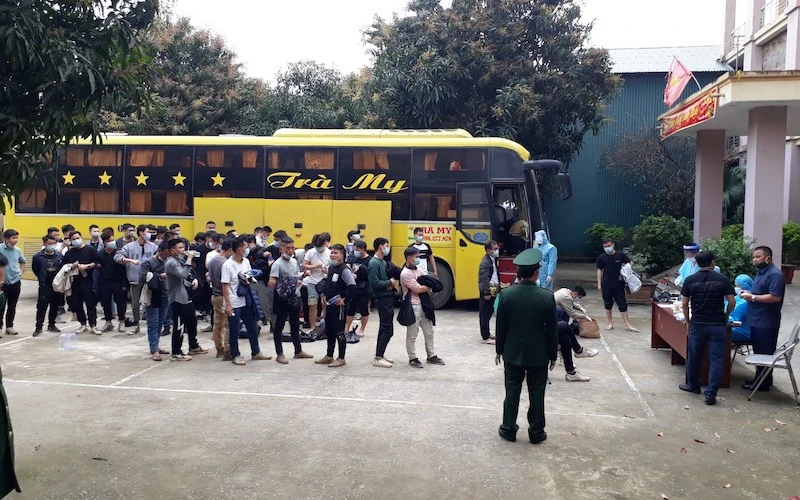 Toàn bộ số người trên xe ô-tô BKS 65B - 017.81 được đưa về Trung tâm Y tế huyện Hưng Nguyên để cách ly.