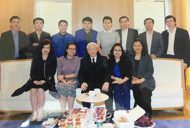 Tổng Bí thư, Chủ tịch nước Nguyễn Phú Trọng với nhóm phóng viên chuyên trách trong một chuyến công tác nước ngoài.