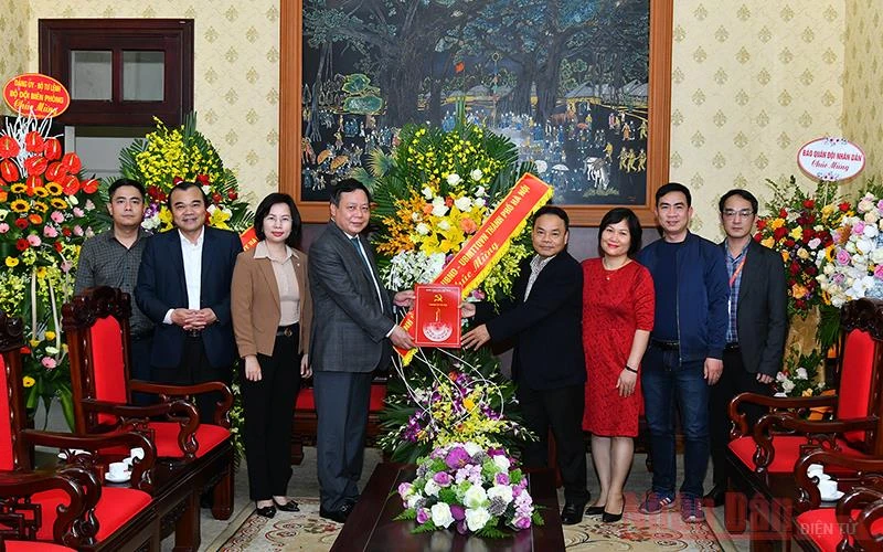 Lãnh đạo Thành ủy Hà Nội tới thăm, chúc mừng Báo Nhân Dân nhân kỷ niệm 70 năm Ngày báo ra số đầu. Ảnh: Thủy Nguyên.