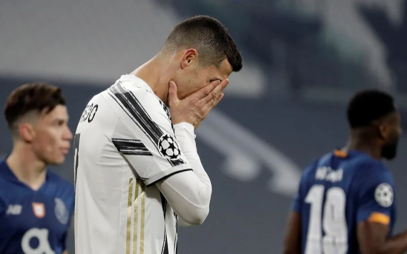 Cristiano Ronaldo và Juventus cay đắng rời cuộc chơi Champions League. (Ảnh: Getty Images)