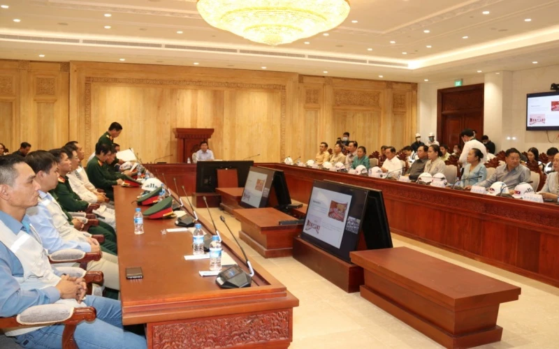 Sau khi Tổng Bí thư, Thủ tướng Lào Thongloun Sisoulith đi kiểm tra một số hạng mục chính, cuộc họp diễn ra tại phòng họp Ủy ban Thường vụ Quốc hội.