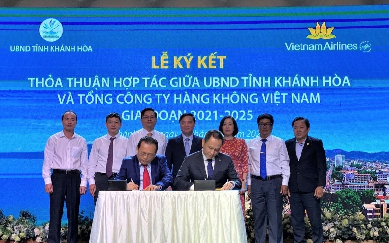 Vietnam Airlines và tỉnh Khánh Hòa hợp tác phát triển du lịch, đầu tư. (Ảnh: Hãng hàng không Quốc gia VN cung cấp)