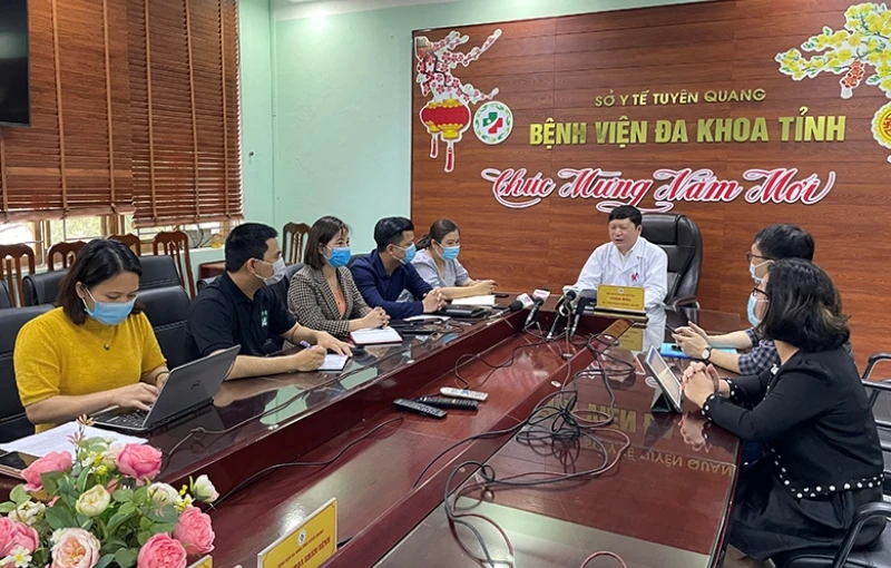 BSCKII Phạm Quang Thanh, Giám đốc Bệnh viện đa khoa tỉnh Tuyên Quang trả lời phỏng vấn các cơ quan báo chí.