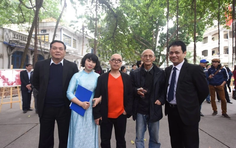 Nhà văn Nguyễn Văn Thọ, họa sĩ Thành Chương cùng các nhà báo tại Báo Nhân Dân.
