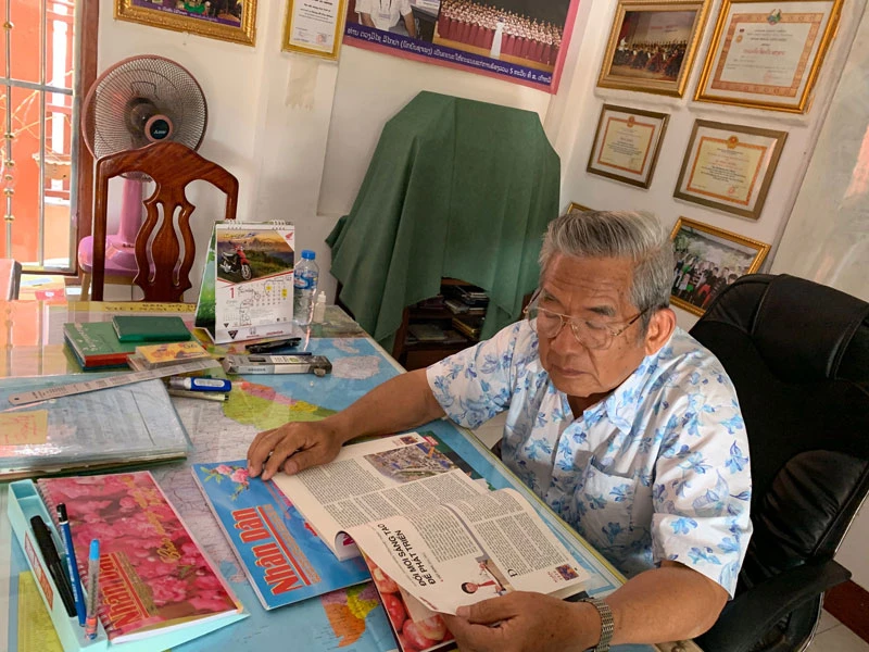 Nghệ sĩ Quốc gia Lào Douangmixay Likaya bên tờ Báo Nhân Dân tại Thủ đô Vientiane, Lào.