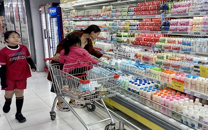 Người dân mua hàng tại siêu thị Vinmart Royal city (Hà Nội).