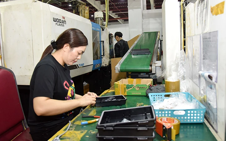 Công nhân Công ty TNHH điện tử CAISVINA tại Khu công nghiệp Nam Cầu Kiền (huyện Thủy Nguyên, Hải Phòng) sản xuất thiết bị đấu nối nhựa... cho Samsung, LG và VinFast. Ảnh: TUẤN ANH