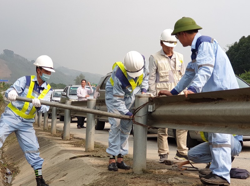 Lực lượng chức năng kiểm tra, rào chắn lại các điểm hộ lan, tôn sóng trên tuyến cao tốc Nội Bài - Lào Cai bị tháo dỡ để kinh doanh hàng ăn, đổ nước mui xe ô-tô. (Ảnh: KHÁNH NAM)