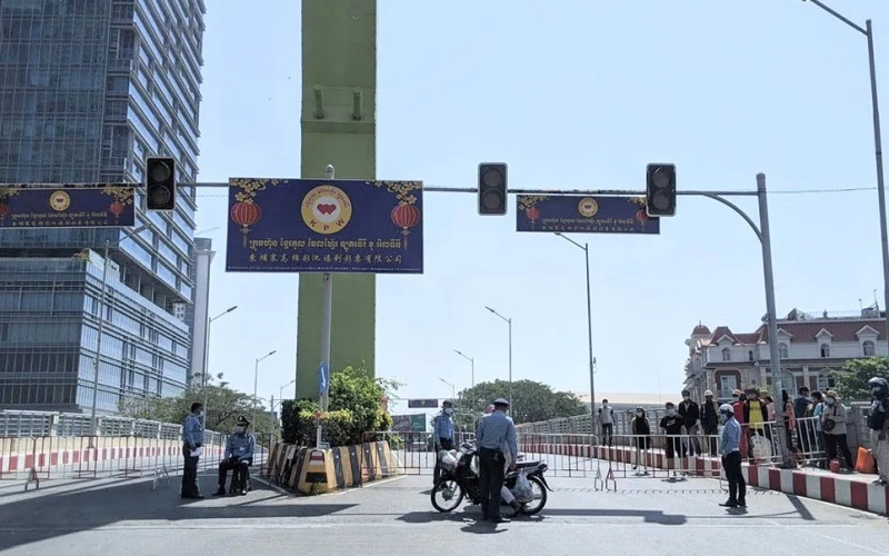 Lực lượng chức năng phong tỏa một khu vực tại Phnom Penh, sáng 20-2-2021.