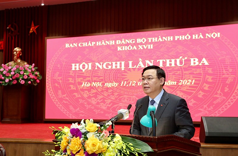 Đồng chí Vương Đình Huệ, Ủy viên Bộ Chính trị, Bí thư Thành ủy phát biểu ý kiến tại hội nghị. Ảnh: DUY LINH
