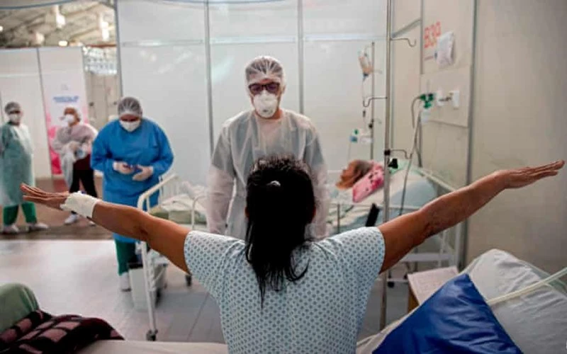 Bác sĩ kiểm tra sức khỏe của người bệnh Covid-19 tại bệnh viện dã chiến ở bang Para, Brazil. (Ảnh: Getty Images)