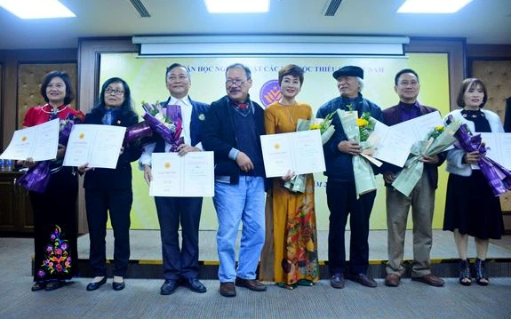 Các tác giả đoạt giải B năm 2020 của Hội Văn học nghệ thuật các dân tộc thiểu số Việt Nam. Ảnh: Trần Hoàng