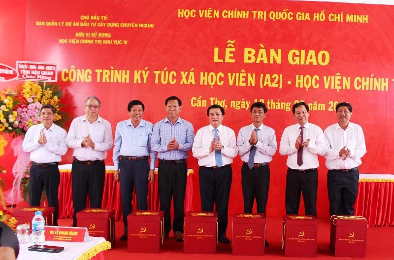 Đồng chí Nguyễn Xuân Thắng dự bàn giao ký túc xá Học viện Chính trị khu vực IV