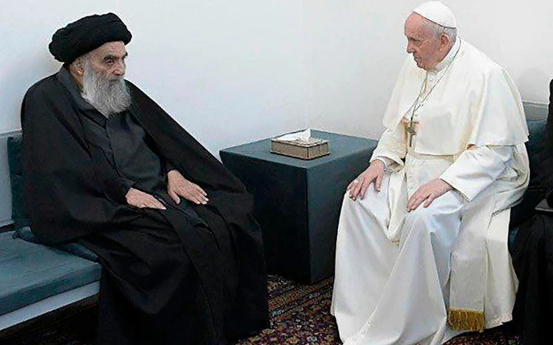 Cuộc gặp giữa Giáo hoàng Phran-xít (bên phải) và Đại giáo chủ Xi-xta-ni cho thấy tinh thần đối thoại và sự gần gũi giữa các tôn giáo.