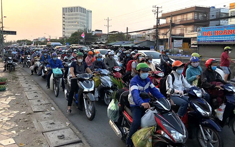 Người dân từ nhiều tỉnh thành trở lại TP Hồ Chí Minh làm việc sau kỳ nghỉ Tết Tân Sửu 2021.