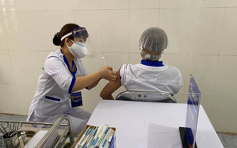 Tiêm vắc-xin Covid-19 tại Trung tâm Y tế huyện Kim Thành (Hải Dương). (Nguồn: Bộ Y tế)