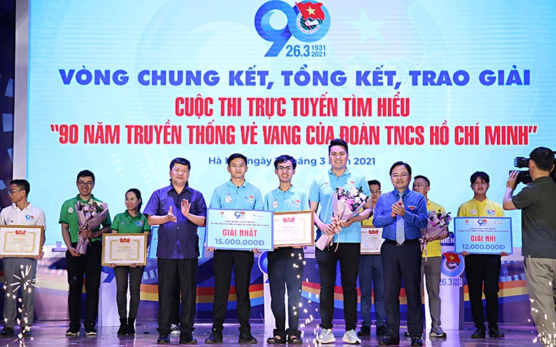 Đại diện Ban Tổ chức Cuộc thi trao giải nhất tặng các thí sinh đội "Đồng Lộc"