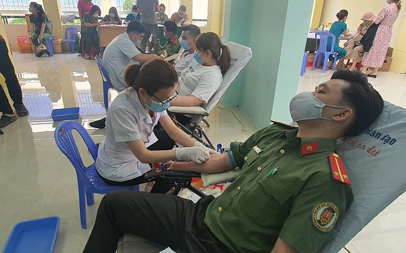 Các cán bộ chiến sĩ hiến máu tình nguyện ngày 14-3.