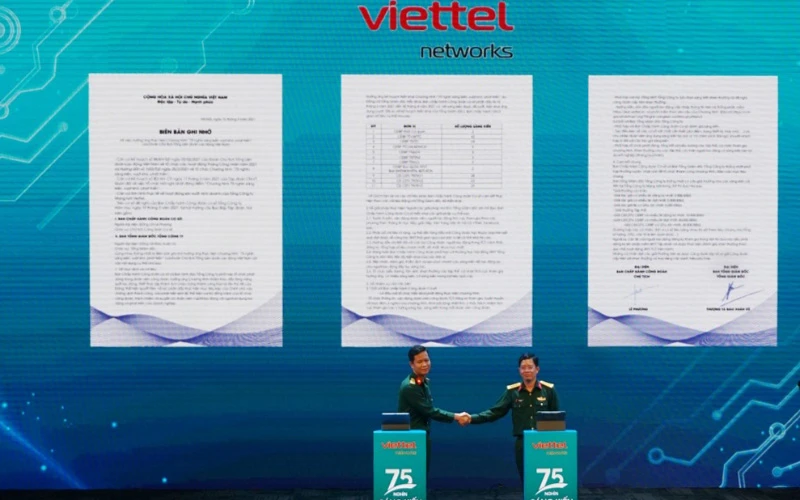 Chủ tịch Công đoàn và Tổng Giám đốc Tổng Công ty Mạng lưới Viettel ký kết biên bản ghi nhớ thực hiện Chương trình “75 nghìn sáng kiến, vượt khó, phát triển”