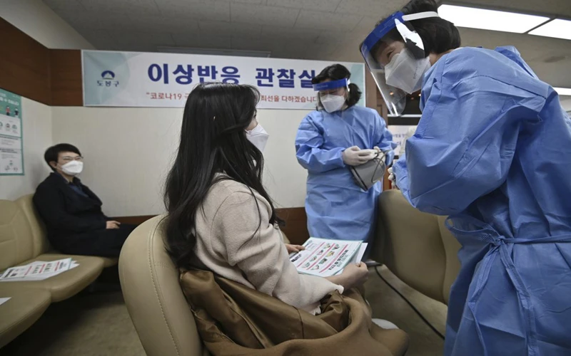 Tư vấn tiêm vaccine ngừa Covid-19 tại một trung tâm y tế ở Seoul, ngày 26-2. (Ảnh: AP)