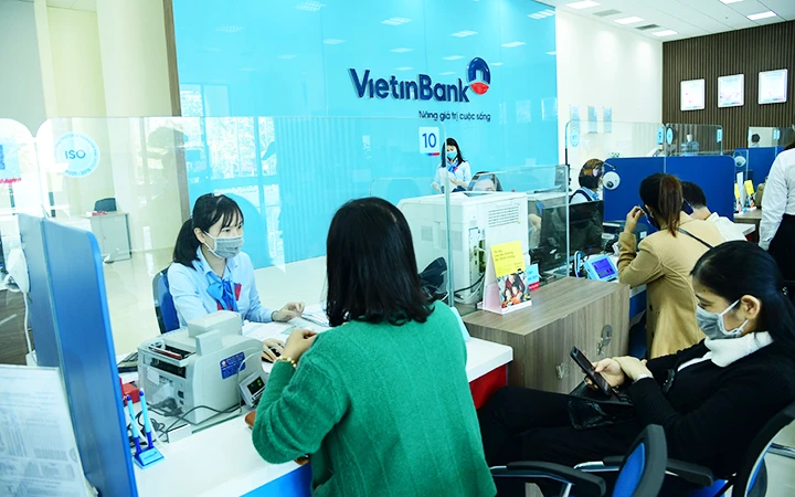 Khách hàng giao dịch tại chi nhánh Ngân hàng VietinBank.