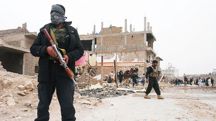 Cảnh sát Afghanistan phong tỏa hiện trường vụ đánh bom xe ở tỉnh Herat. Ảnh: REUTERS