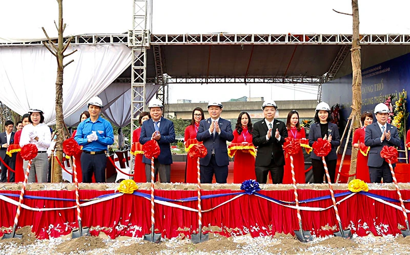 Các đồng chí lãnh đạo tham dự lễ động thổ khởi công dự án Cung Thiếu nhi Hà Nội. 