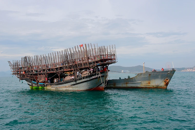 Ngày 23-8-2018, tàu cá QNa-90839TS (hiện đã bị chìm) cùng 53 ngư dân đã được tàu 736 Hải quân cứu nạn và lai dắt về bờ. (Ảnh: Báo Hải quân Việt Nam)