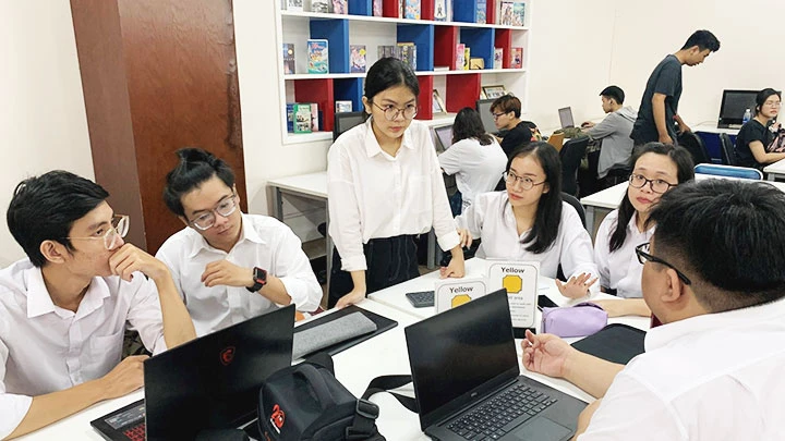 Vũ Thùy Trang (đứng) cùng với nhóm khởi nghiệp IELTS Tinder.