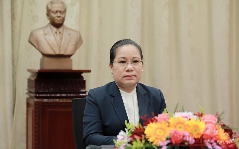 Bà Suansavanh Vignaket, Ủy viên T.Ư Đảng, Tổng Thư ký Quốc hội Lào khóa VIII chủ trì họp báo chiều 16-3.