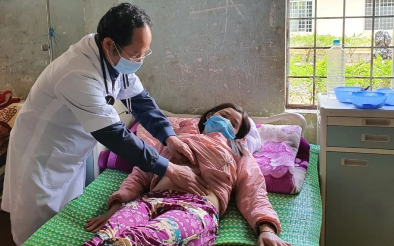 Giám đốc Trung tâm Y tế huyện Kon Plông Đặng Văn Điền thăm khám cho bệnh nhân trong chùm ca bệnh ngộ độc thực phẩm, nhiễm Clostridium Botulinum sinh độc tố typ E.