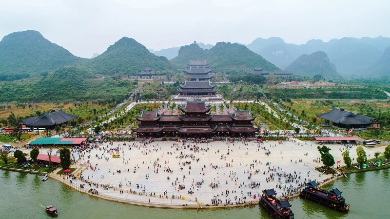 Du khách tới chùa Tam Chúc tăng đột biến trong ngày 14-3.