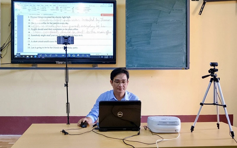 Giáo viên Trường Châu Văn Liêm (quận Ninh Kiều, TP Cần Thơ) dạy trực tuyến cho học sinh. Ảnh: Trường Tiến