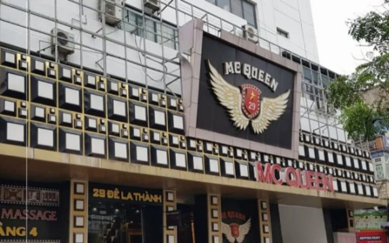 Quán karaoke MC Queen từng bị Công an phường Ô Chợ Dừa đề xuất UBND quận Đống Đa xử phạt 20 triệu đồng vì không đủ điều kiện về an ninh trật tự. 